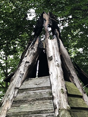 Die Spitze des Tipis ist fast abgebrannt.