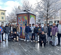 Die Sechstklässler aus dem Schulhaus Landhaus mit der von ihnen gestalteten Laterne.