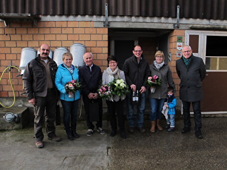 Alte und neue Pächter (v.l.): Ruedi und Yvonne Schiess, Markus und Ursula Rütsche, Jakob und Andrea Inauen mit Kind. Ganz rechts Gemeindepräsident Renzo Andreani.