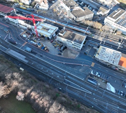 Das Drohnenbild zeigt die Bahnhof-Baustelle am 9. Dezember. Oben beim Kran das entstehende Zentraldach.