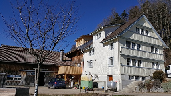 Der Bauernhof Ufem Berg mit dem erweiterten Wohnhaus.