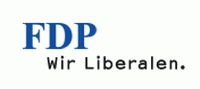 hier sieht man das Logo der FDP. Die drei Buchstaben der Partei sind blau gefärbt. Das Logo ist mit dem Slogan Wir Liberalen untermalt.