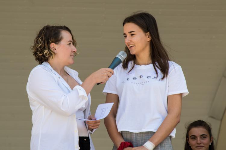 Die Skirennfahrerin Luana Bösch erzählt wie sie mit ihrer Schwester Alessia das Skifahren direkt vor ihrer Haustüre auf der Klostermatte gelernt hat.