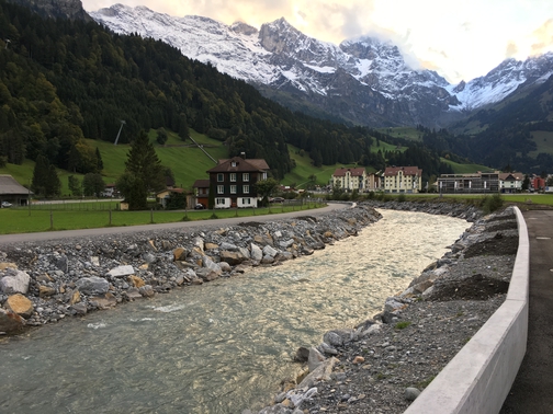 Bild vom Aawasser und den Verbauungen