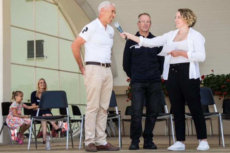 Skirennfahrerin Michelle Gisin und die Biathletin Lena Häcki konnten nicht dabei sein bei der Ehrung. Sie wurden vertreten durch ihre Väter Beat Gisin (links) und Sepp Häcki.