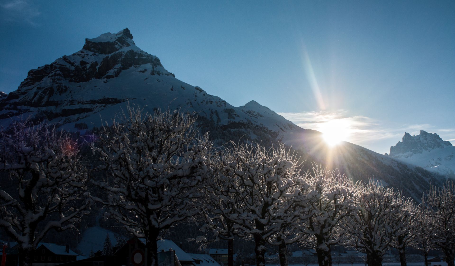Der Tag erwacht im tief verschneiten Engelberg.