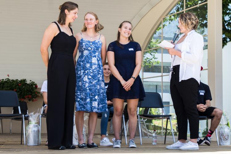 Die Langläuferinnen Nadine Matter, Lea Fischer und Laura Bütler (vlnr.) erzählten von ihren Trainingsmöglichkeiten in Engelberg. 