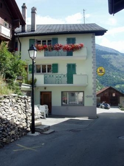 Café Grotte an der Dorfstrasse