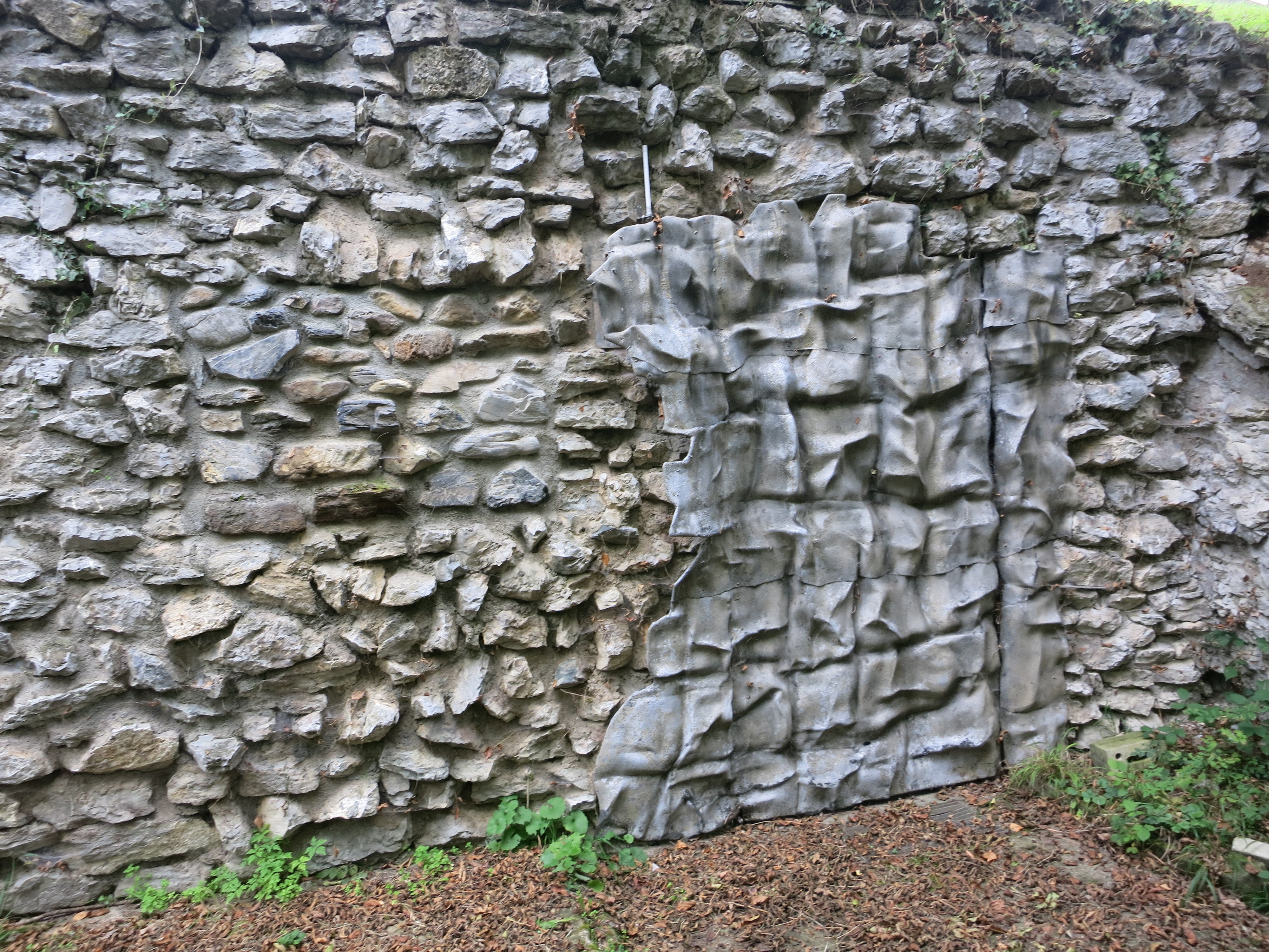 Getarnter Werkeingang bei der Bergstation