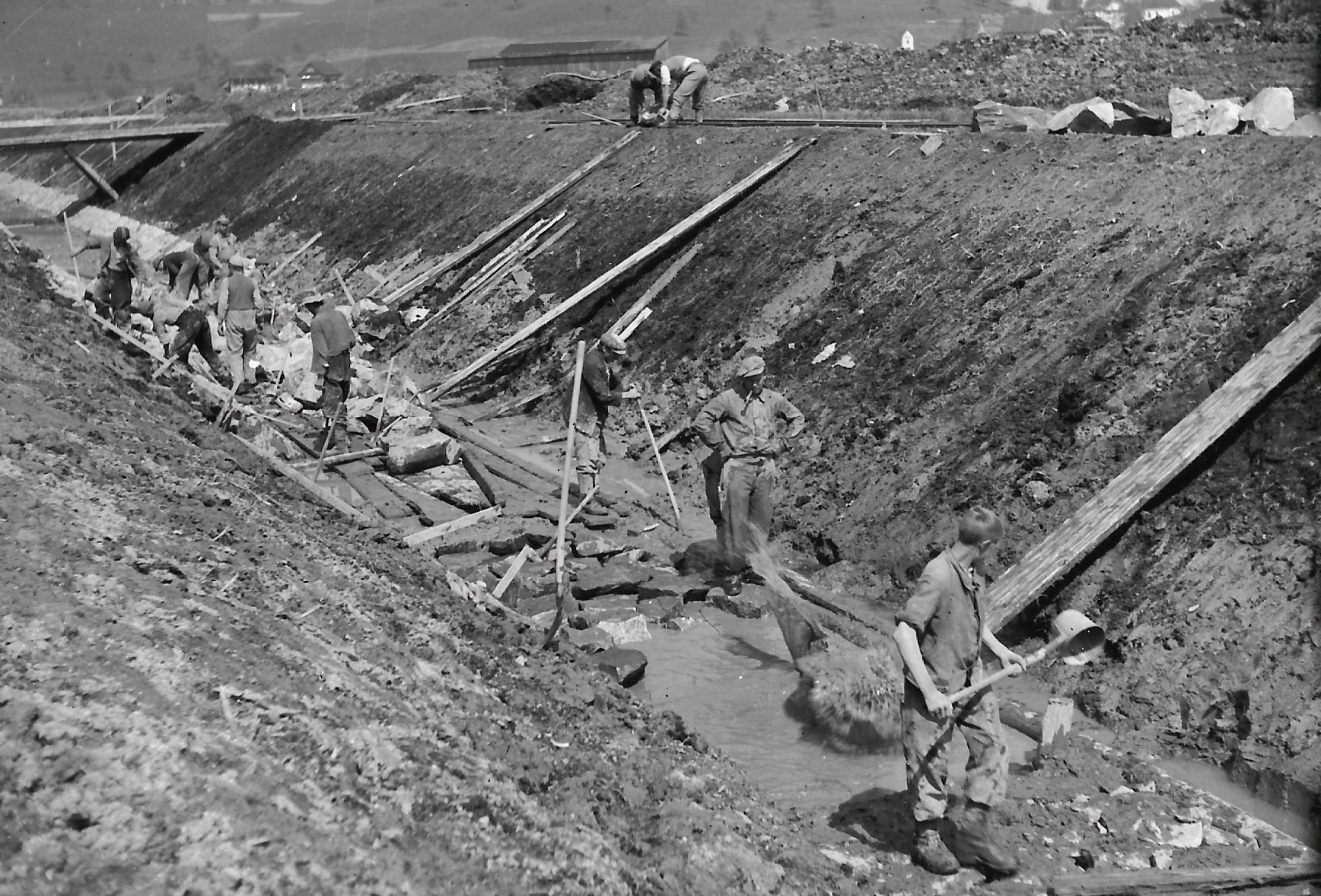 Arbeiter beim Bau des Vorflutkanals, der bis zu zweieinhalb Meter tiefer gelegt werden musste