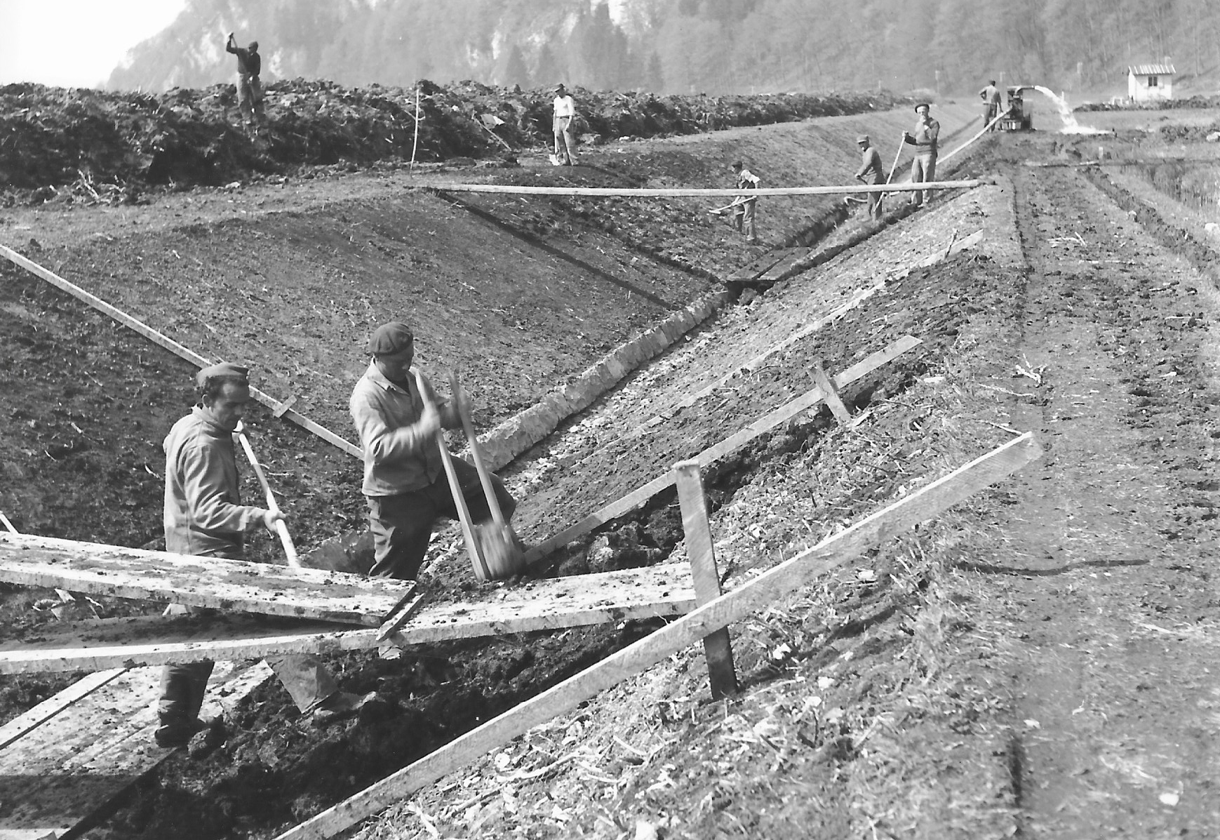 Polnische Internierte und Einheimische beim Bau eines Kanals