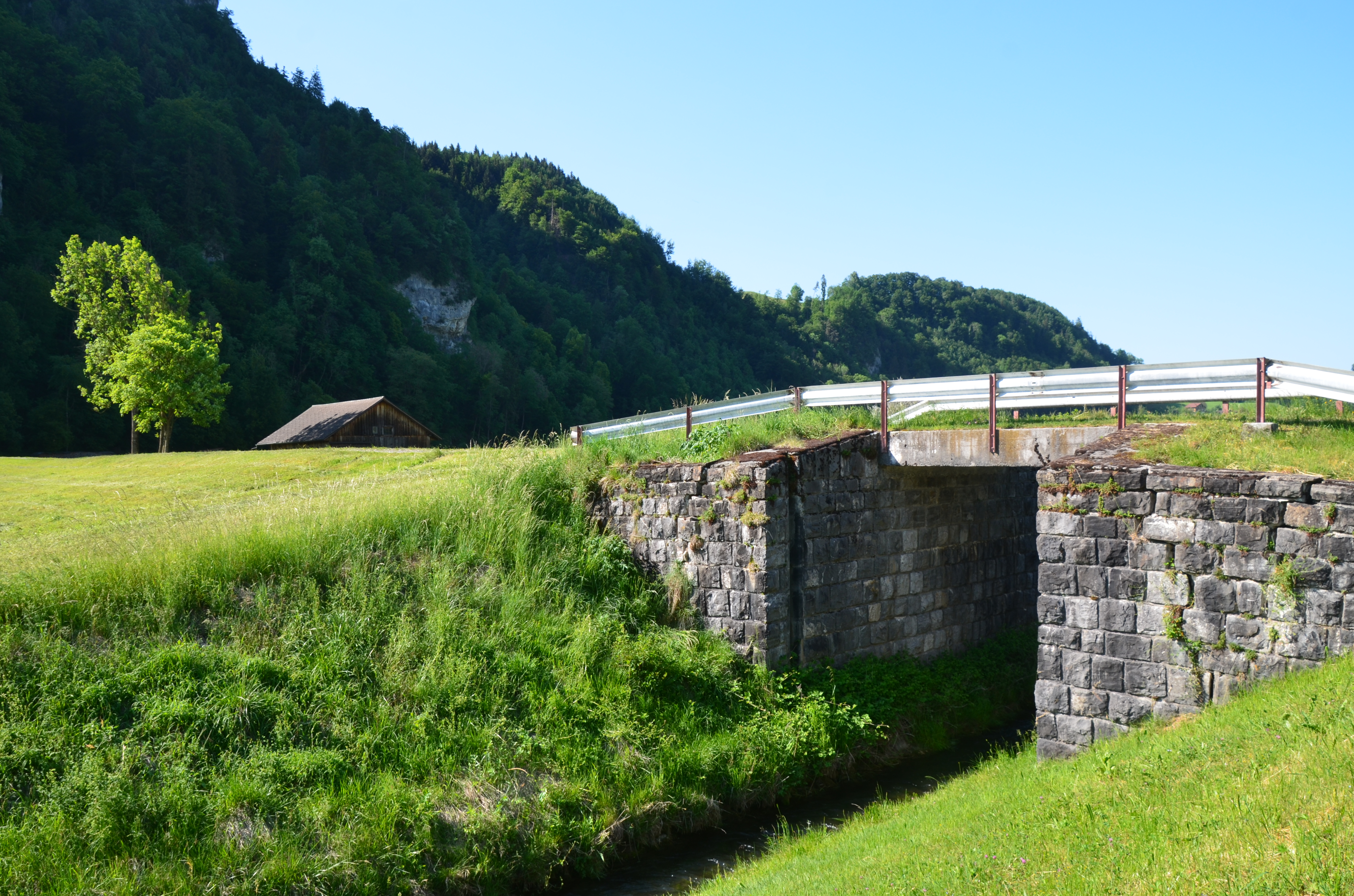 Stauwehr bei der Brücke über den Mehlbach