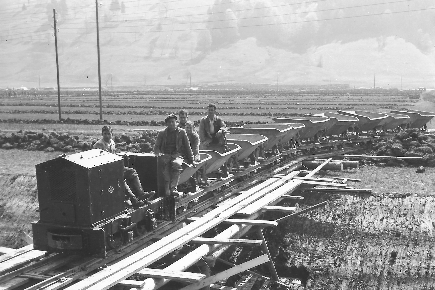 Schienenfahrzeuge transportierten Aushubmaterial für den Bau des Dammes