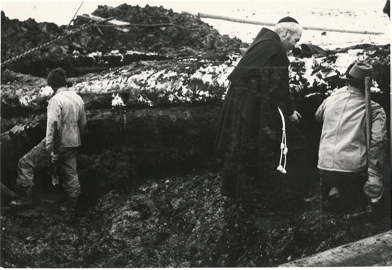 Pater Aurelian Rosshardt, Lehrer am Kollegium St. Fidelis in Stans, bei der Entnahme von Bodenproben