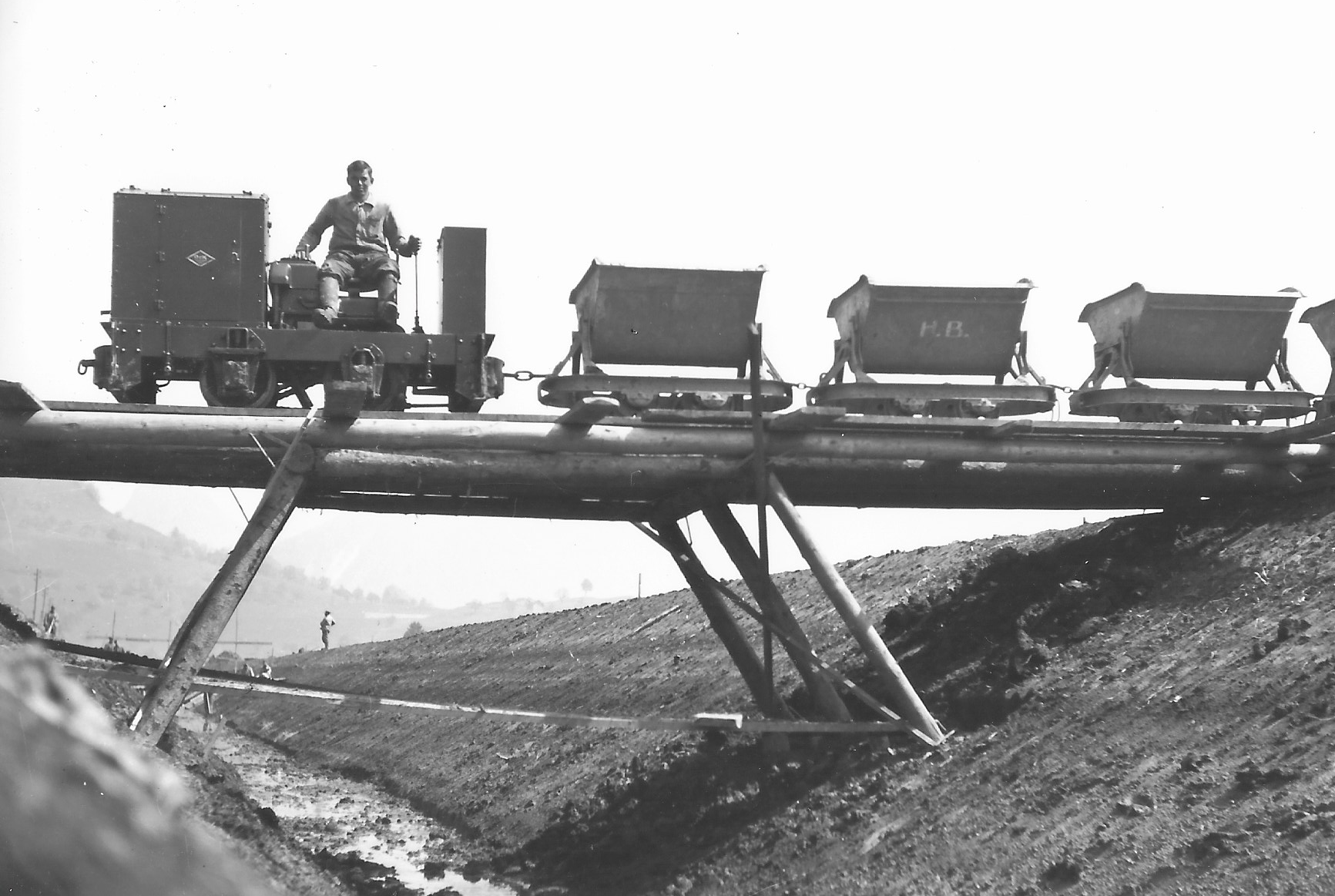 Schienenfahrzeuge transportierten Aushubmaterial für den Bau des Dammes