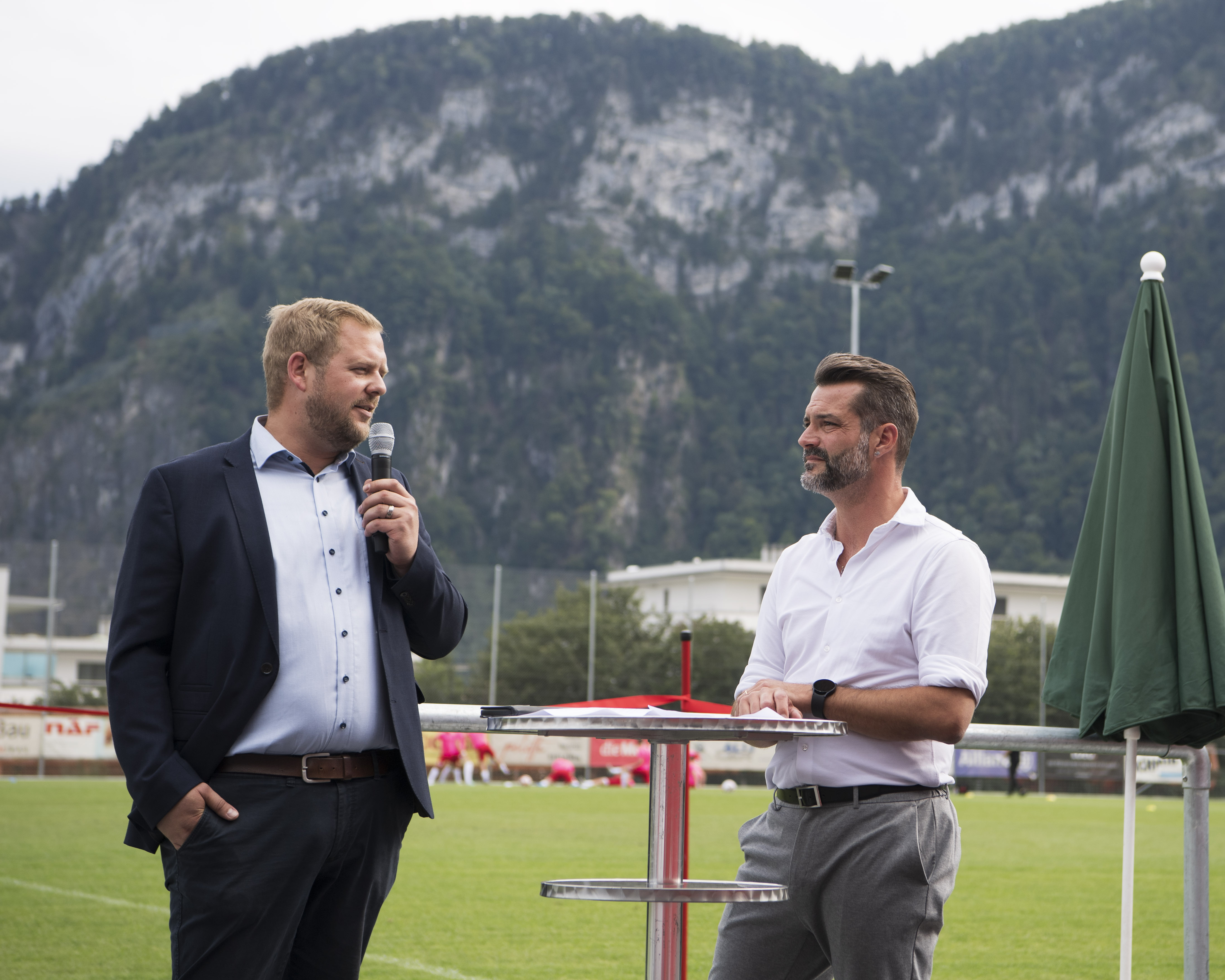 Gemeinderat Josef Blättler (links) und Gemeindepräsident Daniel Rogenmoser halten eine Rede.
