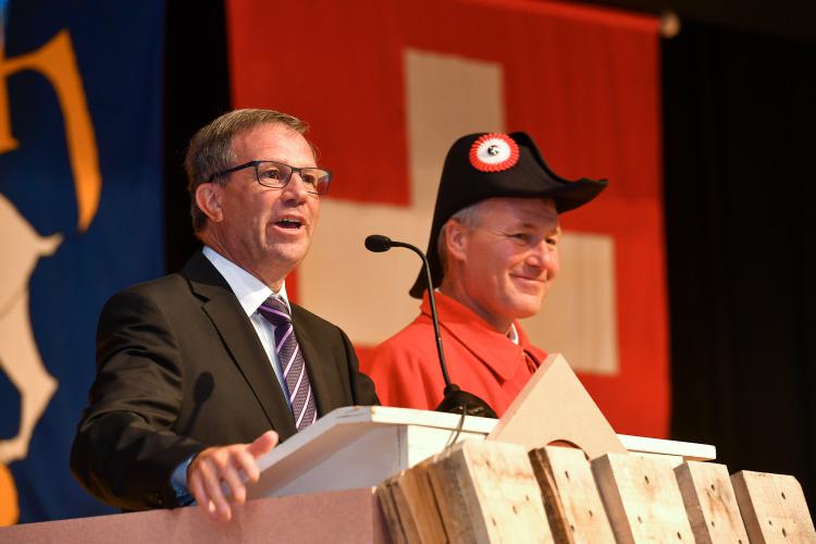 Gemeindepräsident Remo Zberg mit Weibel René Blättler