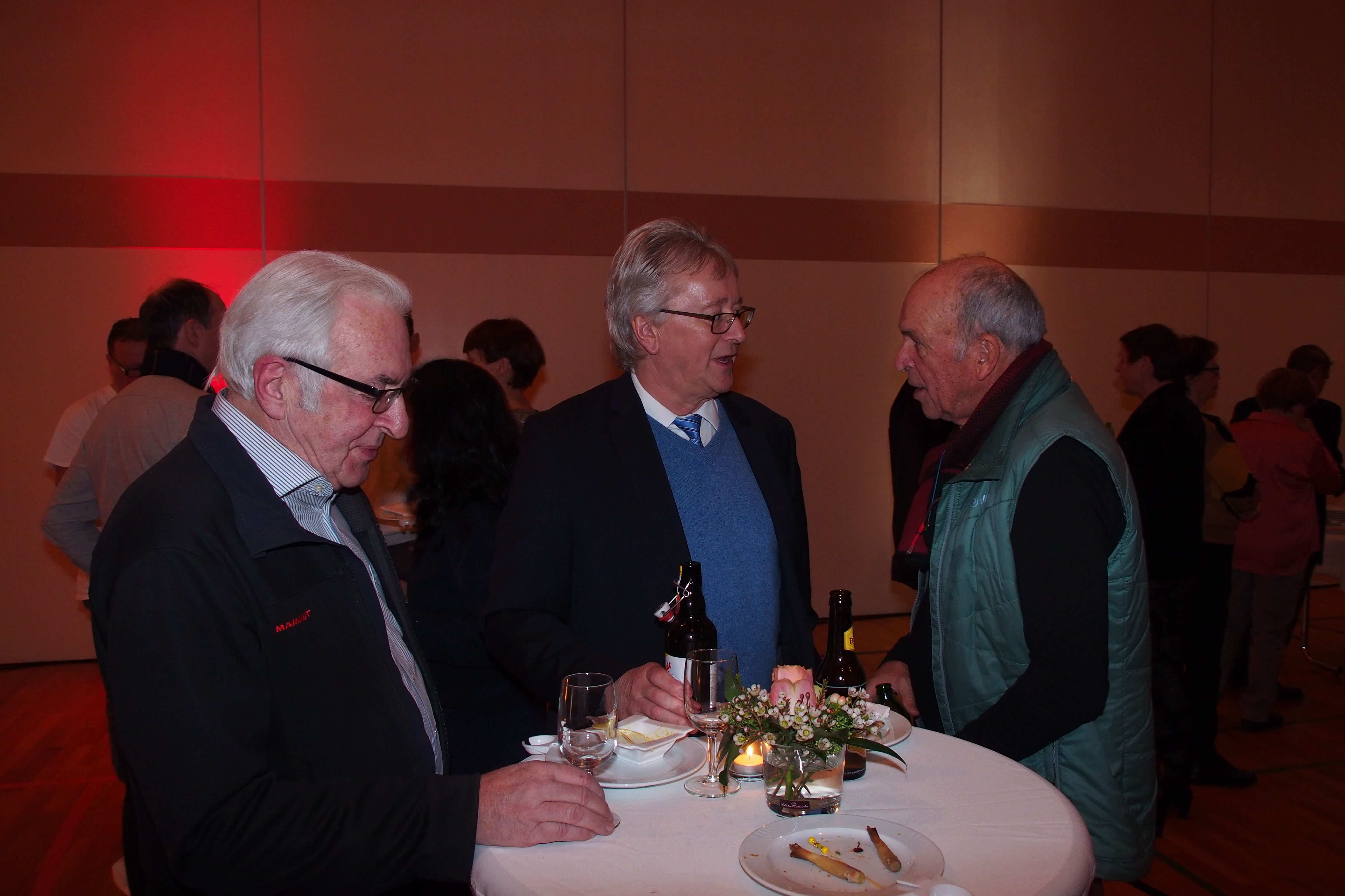 Gemeinderat Walter Mösch und Gemeinderat Gusti Zibung unterhalten sich mit einem Einwohner.