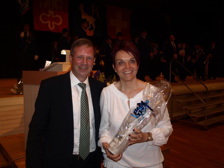 Neu gewählte Regierungsrätin Michèle Blöchliger mit Gemeinderatspräsident Remo Zberg