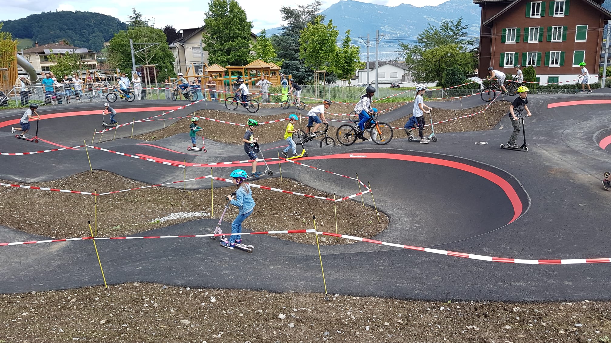 Zahlreiche Kinder testen die neue Pumptrack.