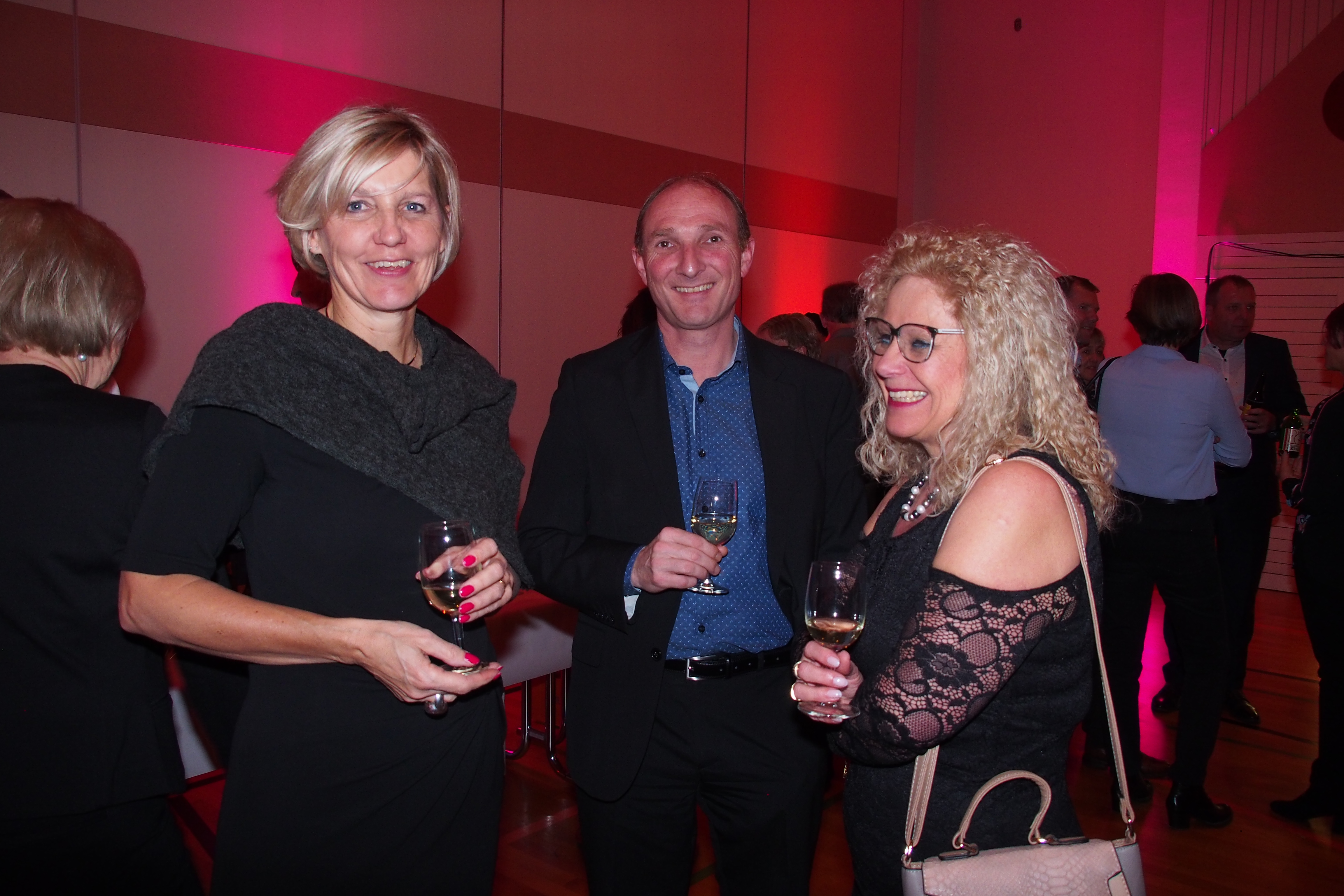Gemeindevizepräsidentin Christa Blättler und Gemeinderat Renato Durrer beim Apéro.