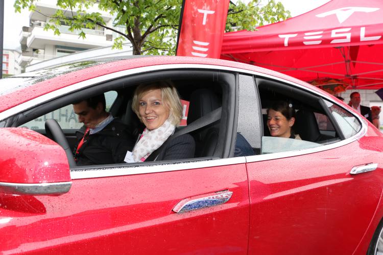 Gemeinderätin Christa Blättler im Tesla