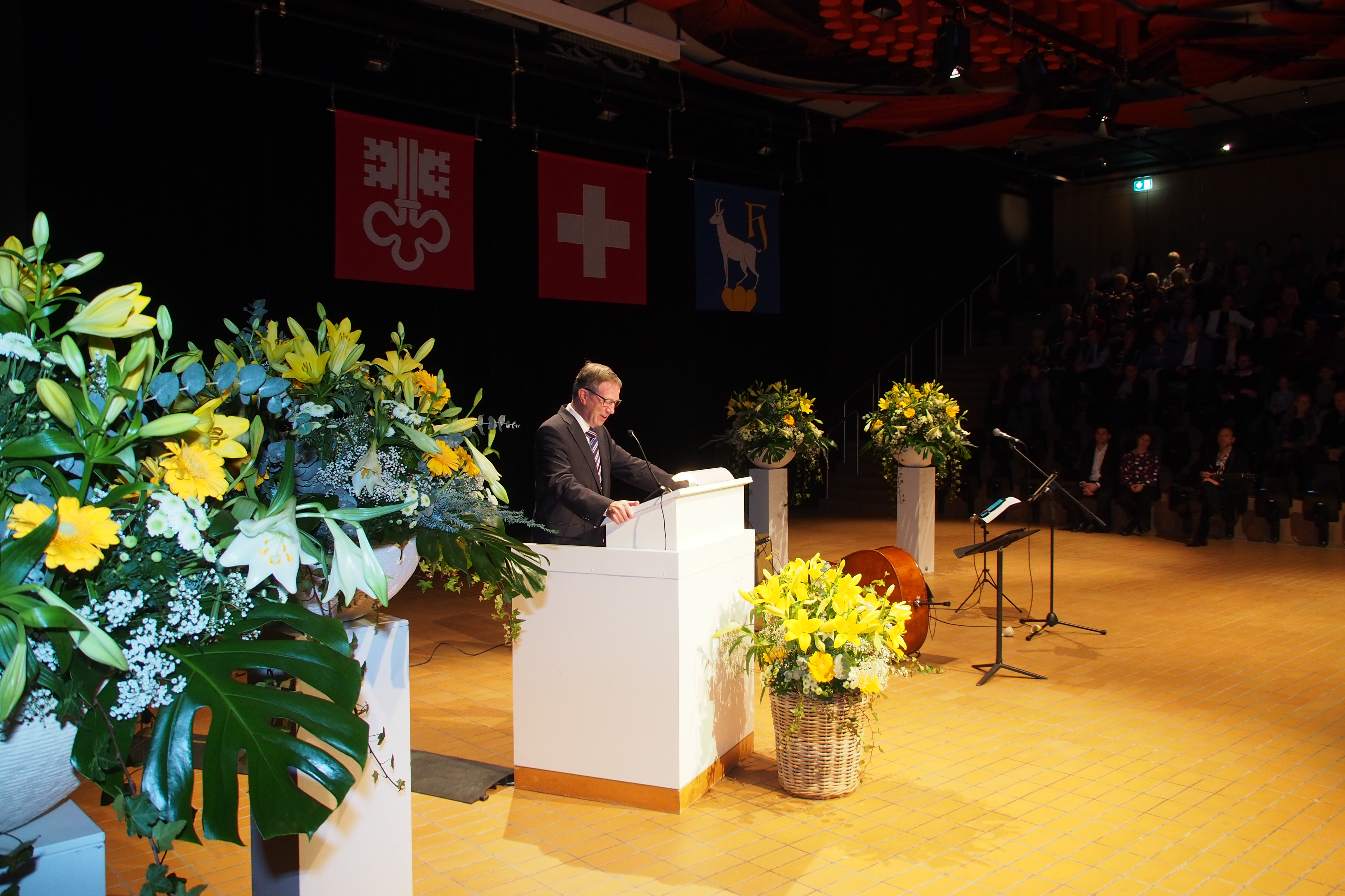 Gemeindepräsident Remo Zberg hält eine Ansprache.
