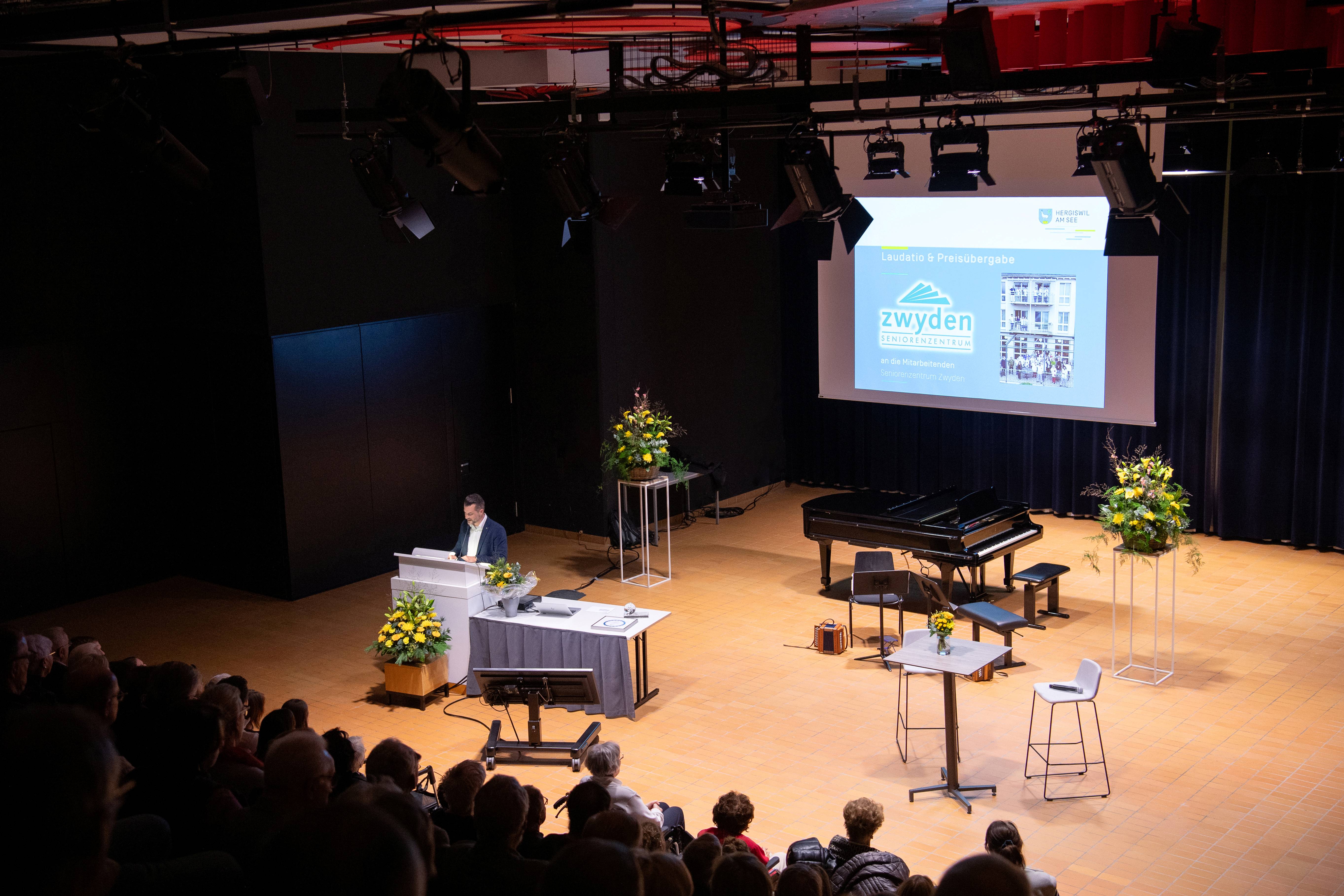 Gemeindepräsident Daniel Rogenmoser hält die Laudatio