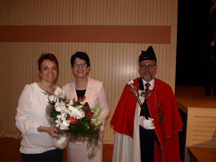 Landratspräsidentin Yvonne von Deschwanden mit Regierungsrätin Michèle Blöchliger und Gemeindeweibel René Blättler