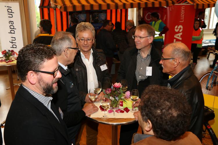 Interessante Gespräche während des Apéros