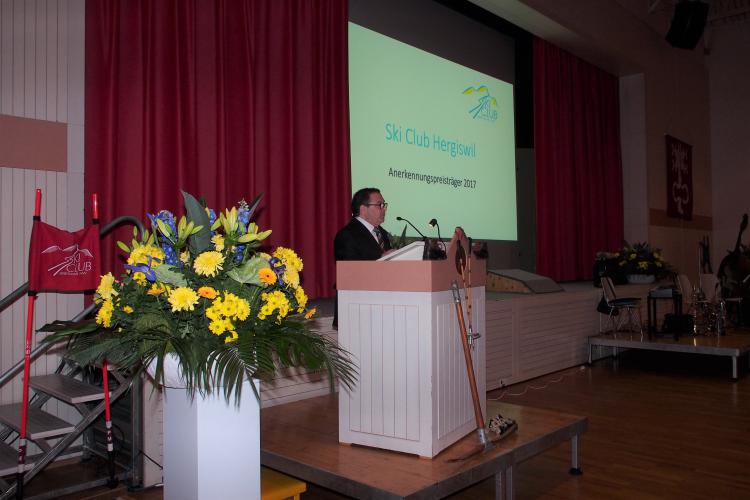 Gemeindevizepräsident Alfonso Ventrone hält Laudatio für Anerkennungspreisträger Skiclub Hergiswil