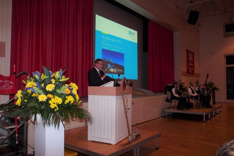 Gemeindepräsident Remo Zberg führt durch den Abend