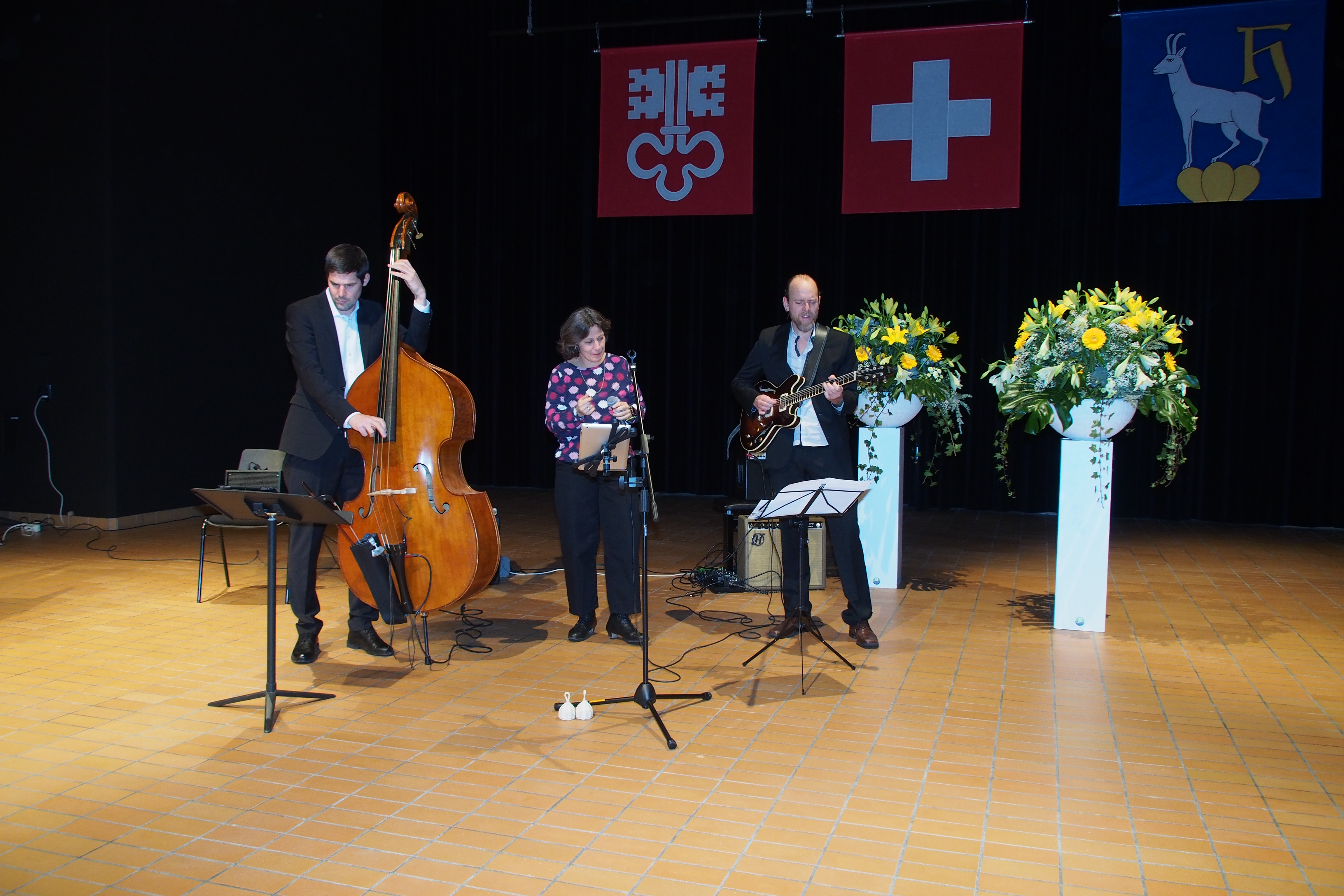 Das Trio sang&klang unterhält das Publikum mit Jazzliedern.