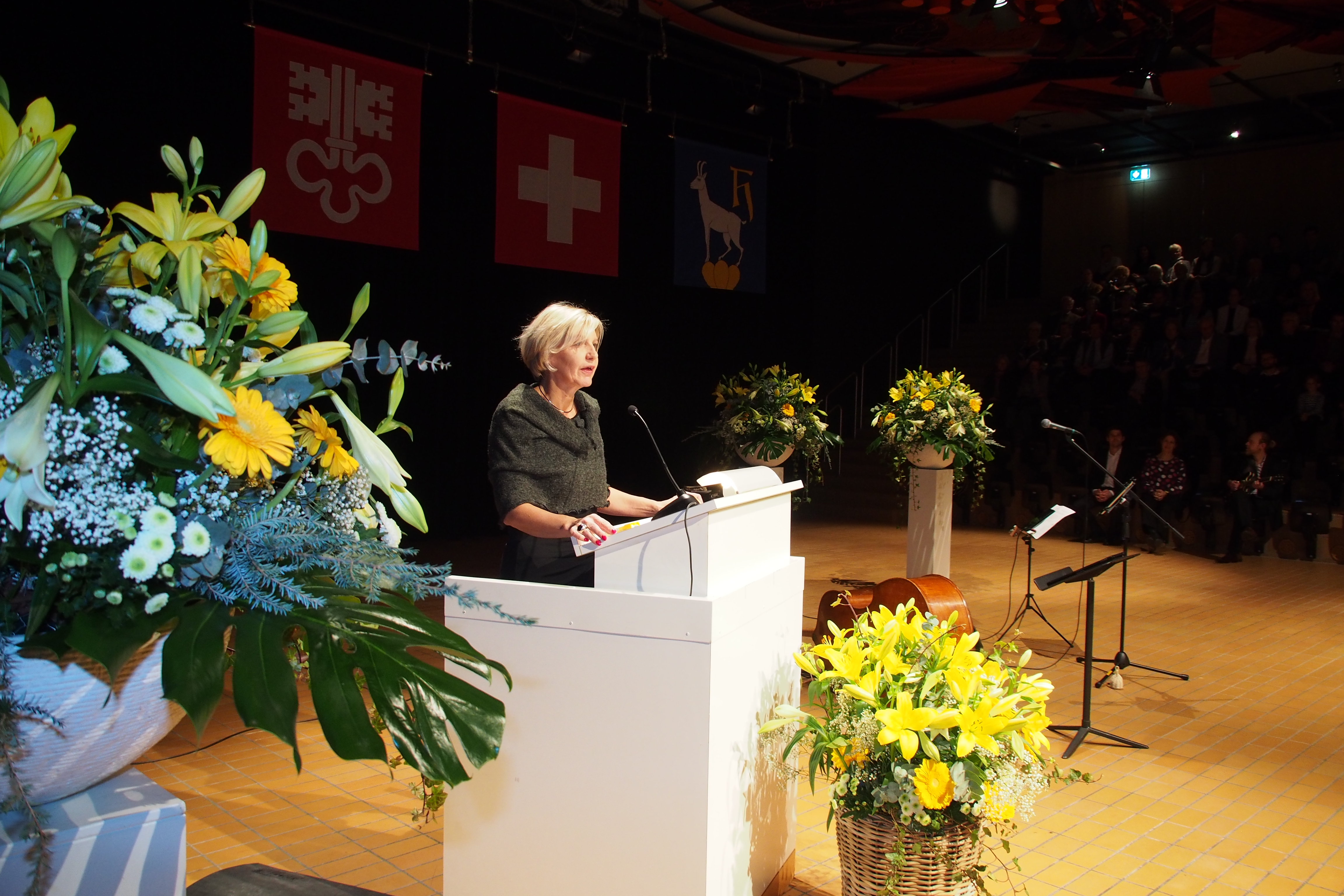 Gemeindevizepräsidentin Christa Blättler eröffnet den Abend.