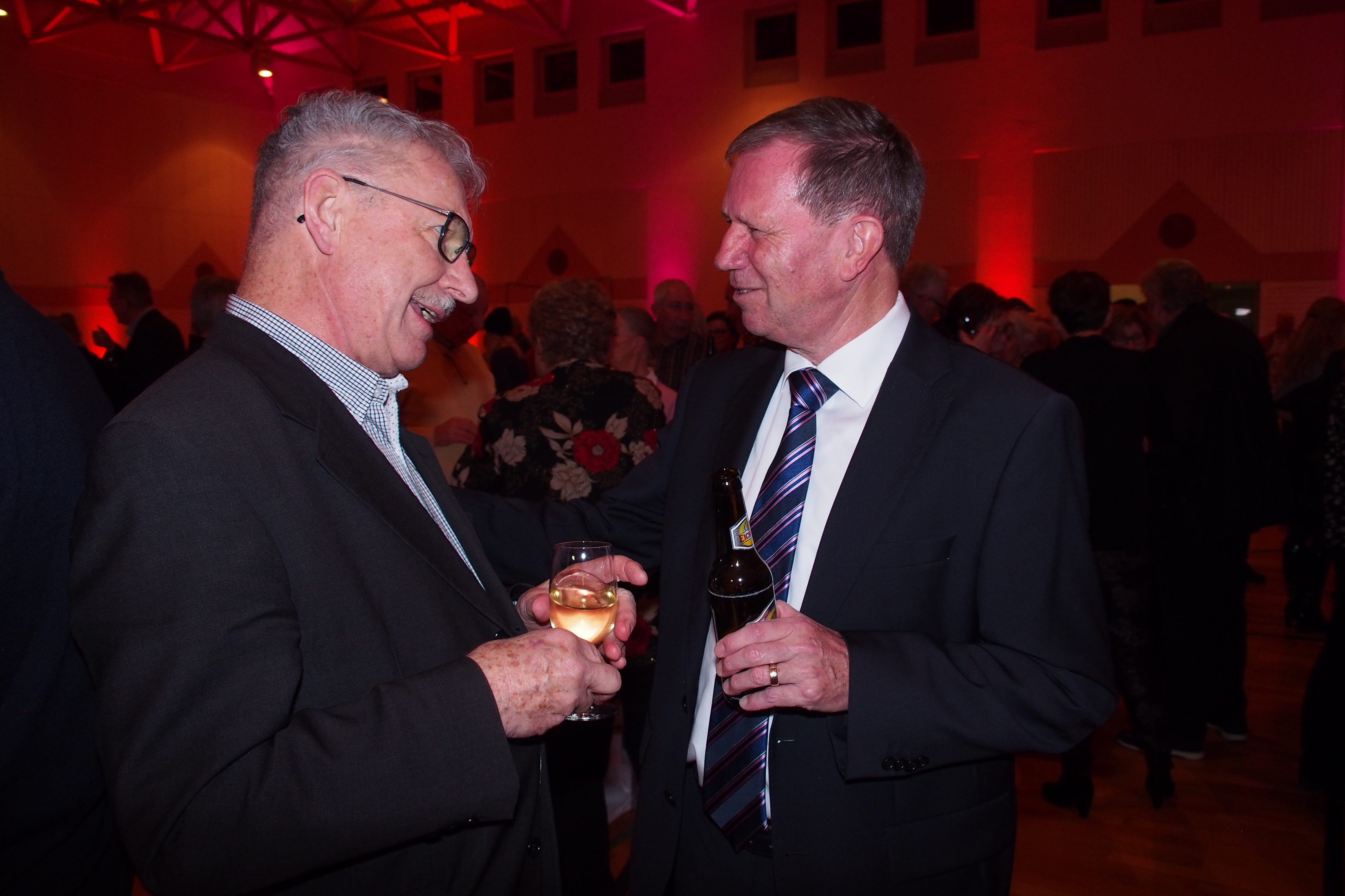 Gemeindepräsident Remo Zberg (rechts) unterhält sich mit einem Einwohner.