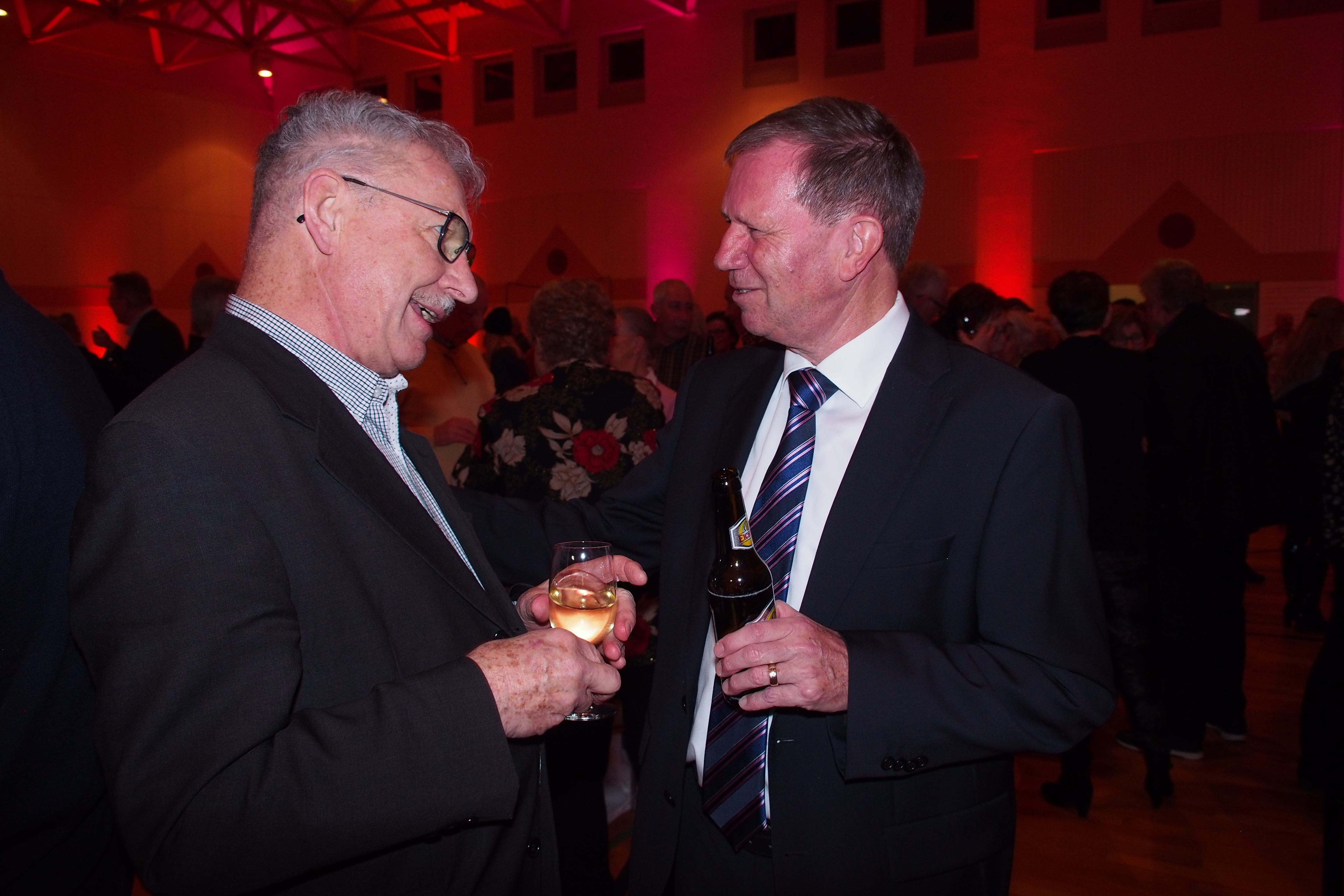 Gemeindepräsident Remo Zberg (rechts) unterhält sich mit einem Einwohner.