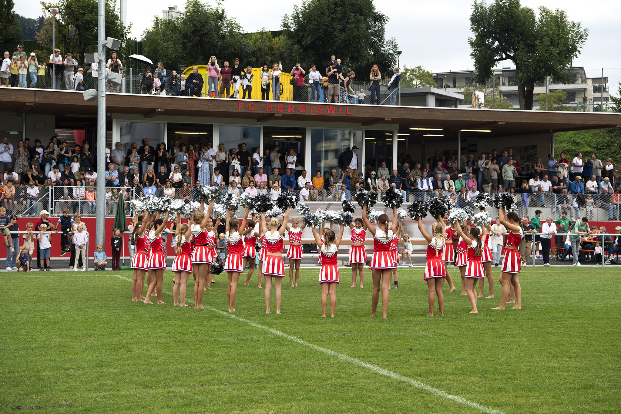 Die Cheerleader sorgen auf dem neuen Sportplatz für gute Stimmung.