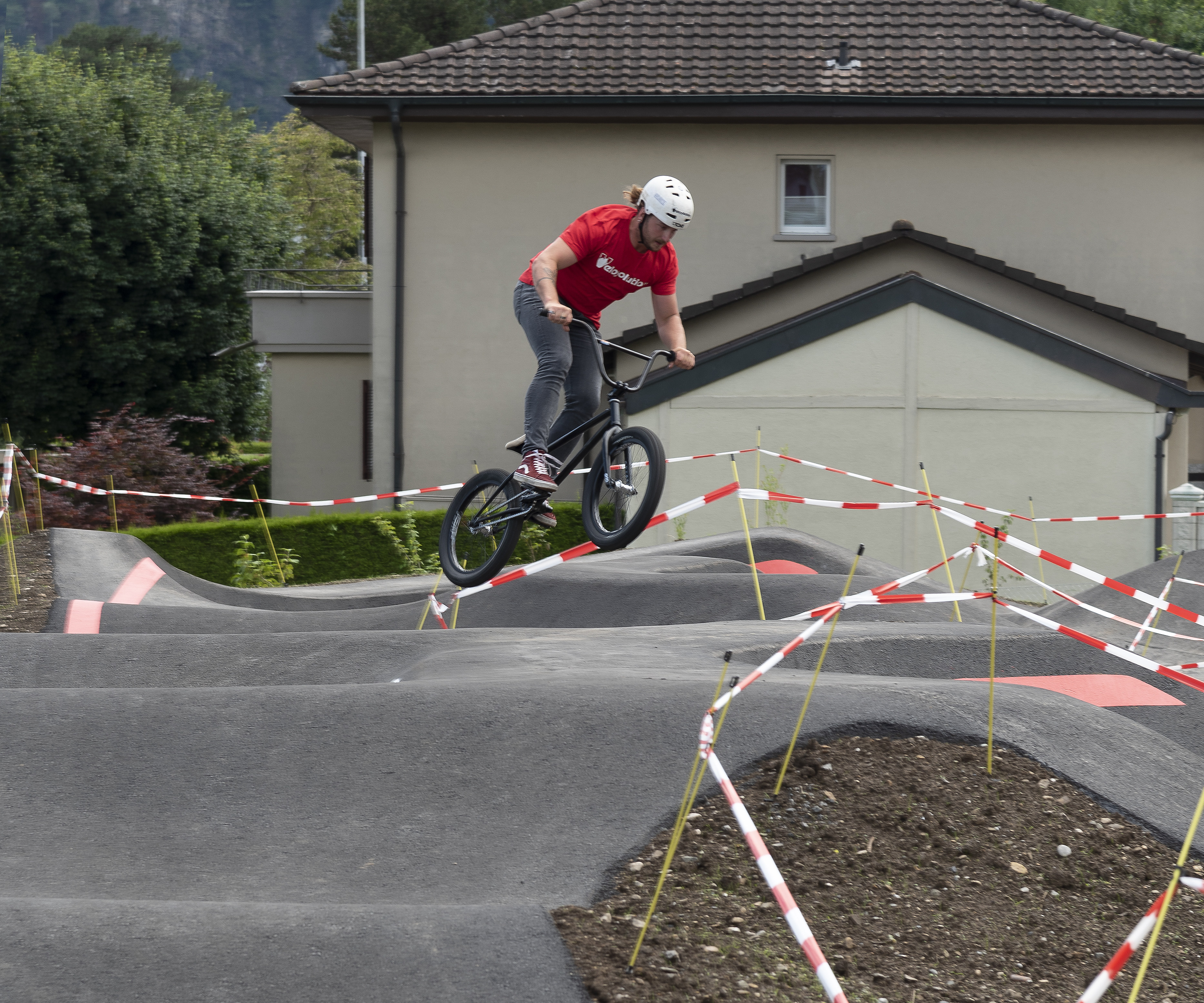 Mitarbeiter der Velosolutions befahren die neue Pumptrack.