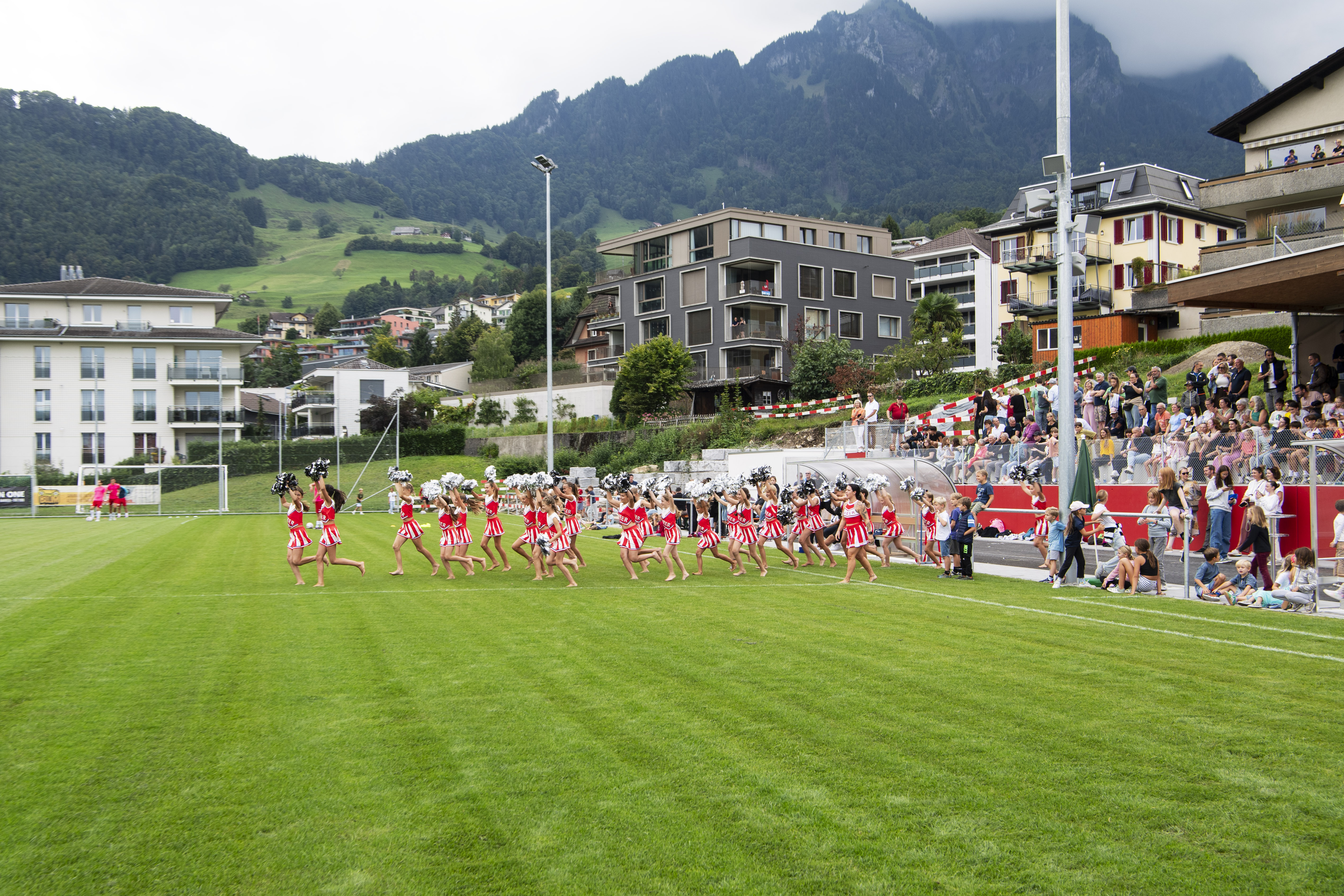 Die Cheerleader sorgen auf dem neuen Sportplatz für gute Stimmung.