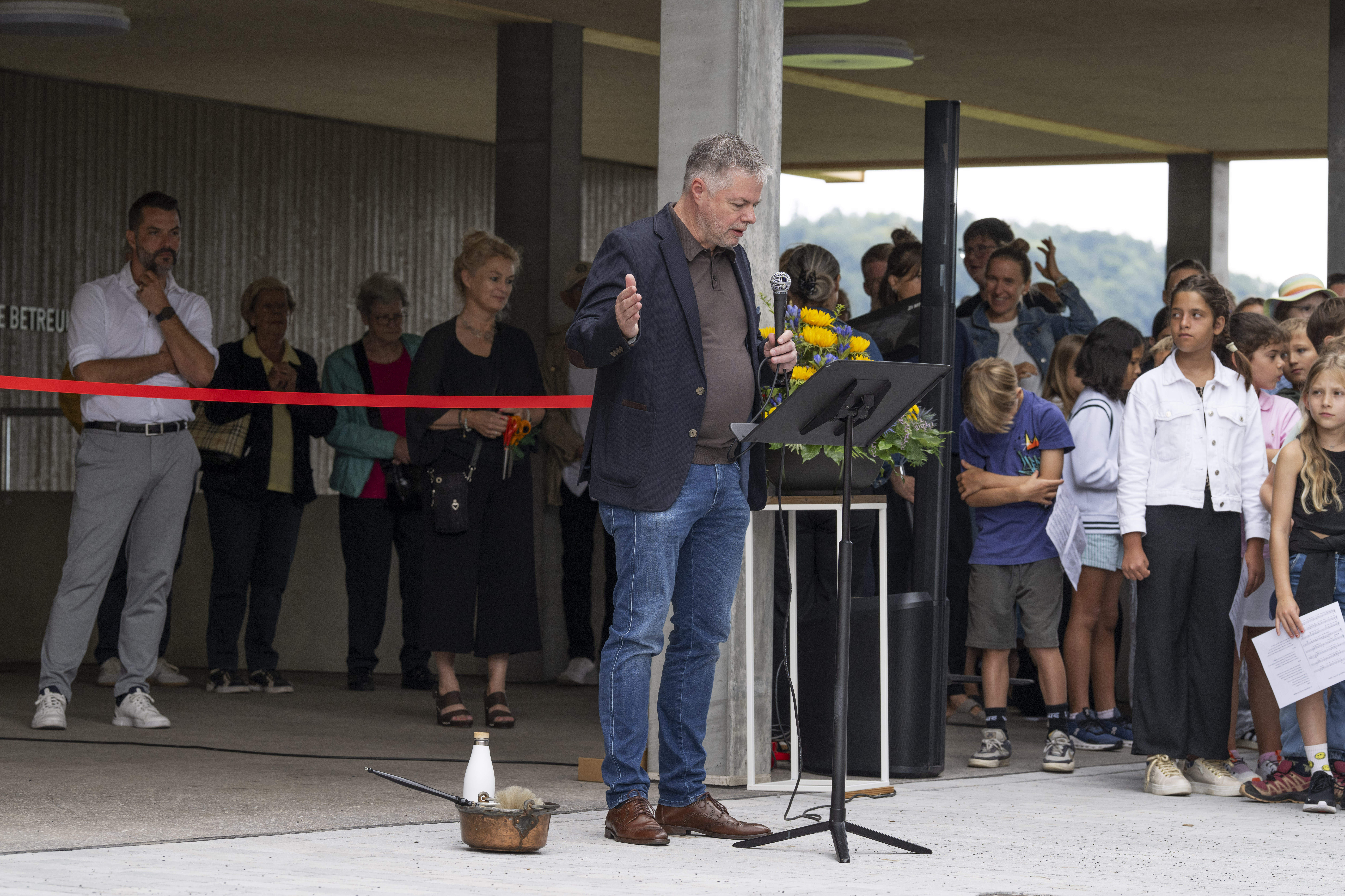 Katechet Markus Leuthold weiht das neue Schulhaus ein.