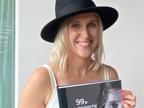 Melinda Blättler mit ihrem Buch 99 x einzigartig