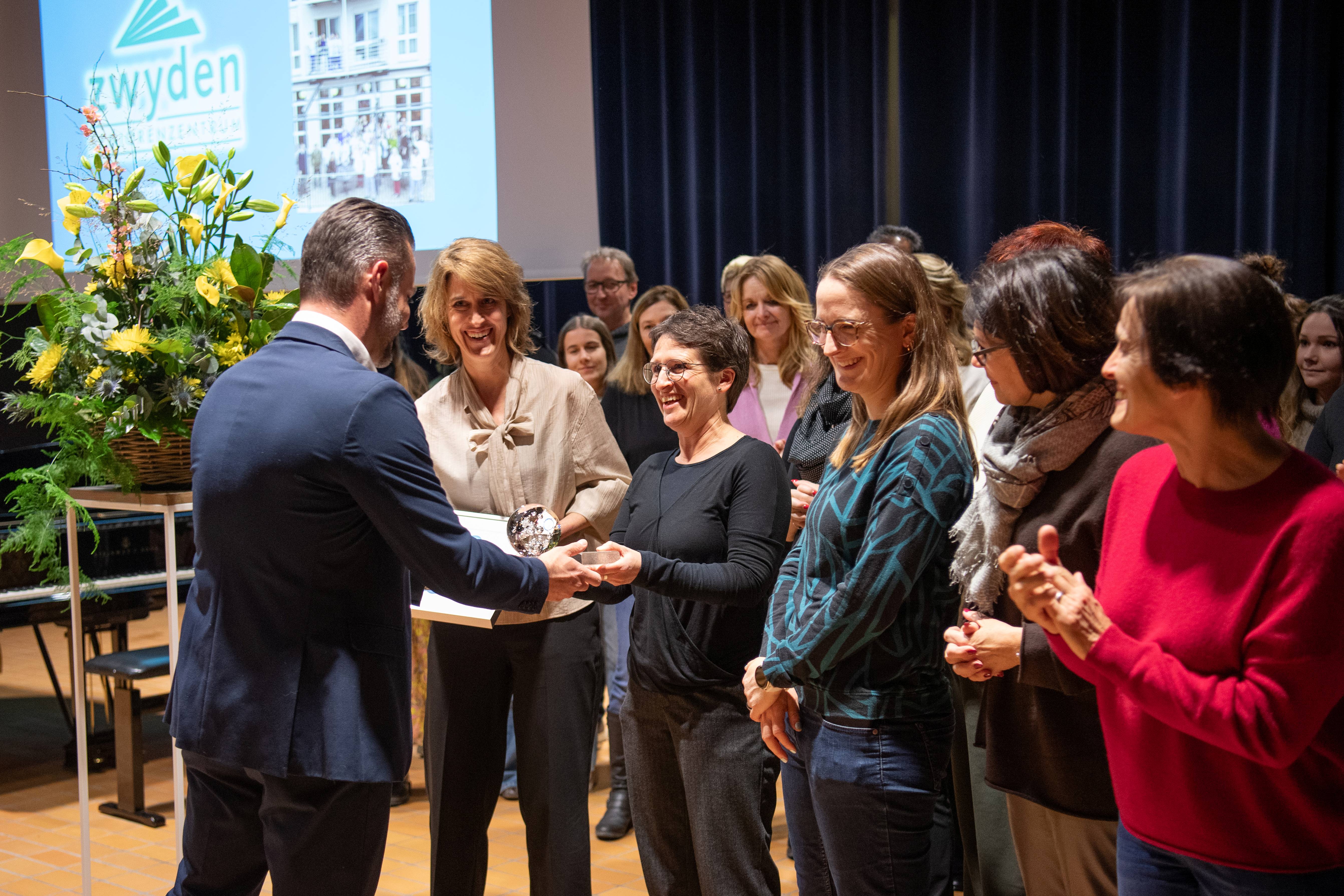 Gemeindepräsident Daniel Rogenmoser überreicht den Anerkennungspreis