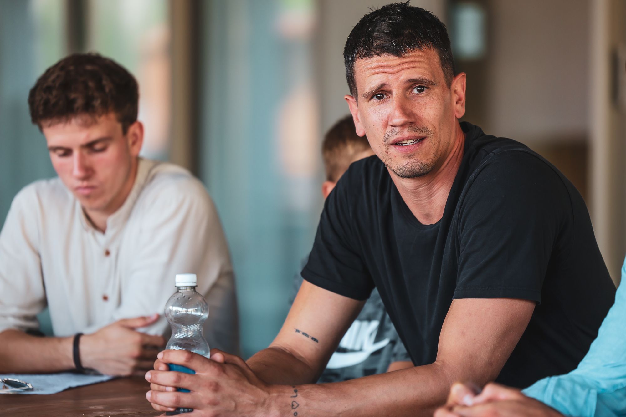 Andy Schmid (rechts) neben Moderator Janos Bucher