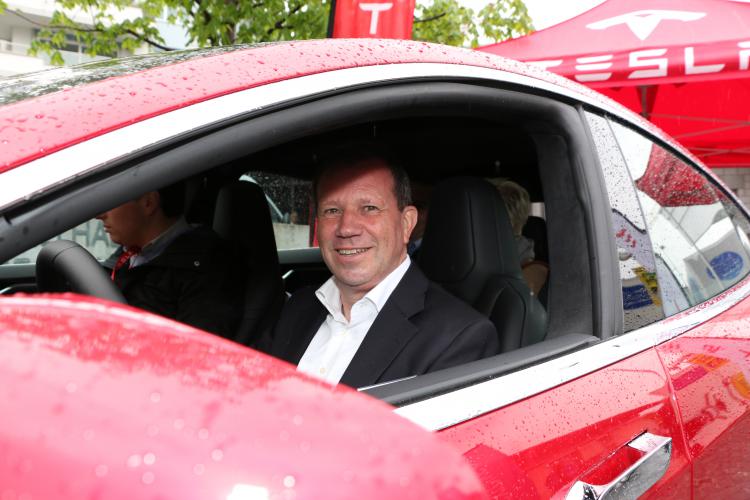 Gemeindepräsident Remo Zberg im Tesla