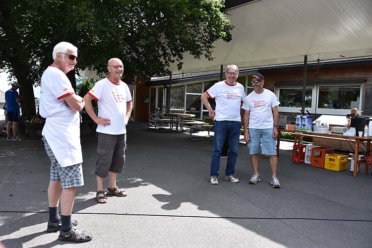 OK-Chef Erwin Keiser (3. von links) freut sich mit den Helfern über den geglückten Start!