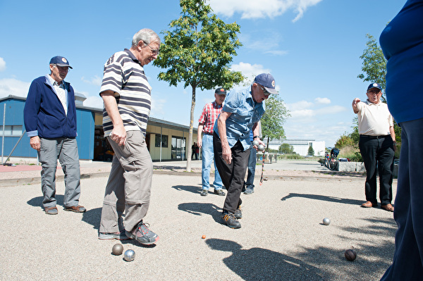 mehrere Leute am Boccia spielen