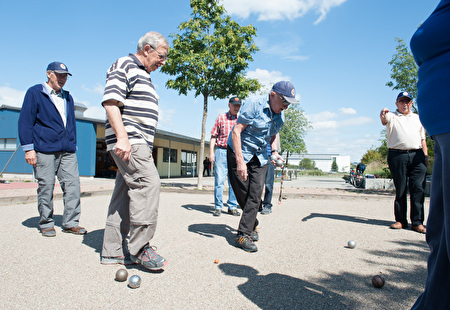 mehrere Leute am Boccia spielen