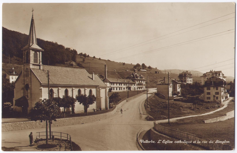 Années 1920, rue du Simplon et Eglise catholique (démolie en 1976 par l'armée pour faire place à la nouvelle église actuelle)