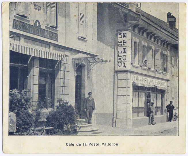 Café de la Poste et  l'office des postes et télégraphes dans les années 1920. Départ de l'office de poste pour la place du Pont en 1949