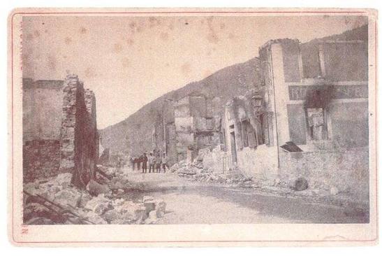 Grand-Rue après le grand incendie du 7 avril 1883. Cent maisons détruites, plus de mille personnes sans abri. Une personne décédée, Monsieur Louis Vallotton